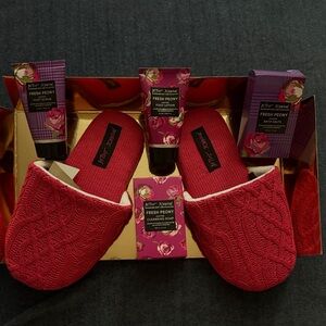 New Betsey Johnson Fuchsia Slippers size 7-8 and Fresh Peony 5 piece Gift Set